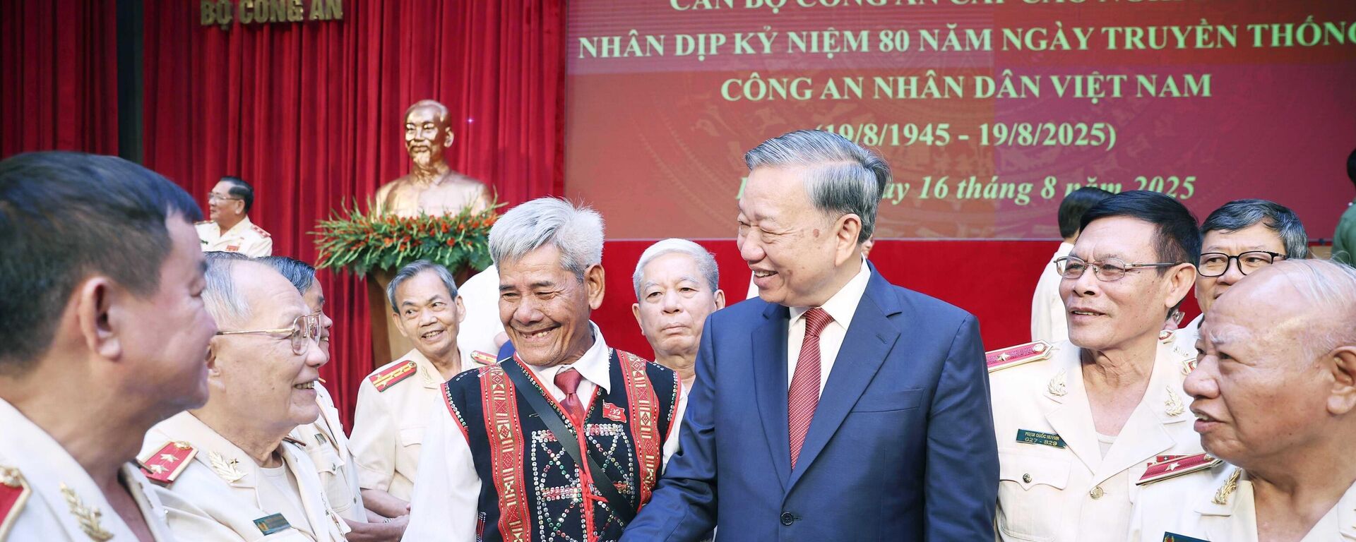 Tổng Bí thư gặp mặt cán bộ Công an cấp cao nghỉ hưu  - Sputnik Việt Nam, 1920, 16.08.2025
