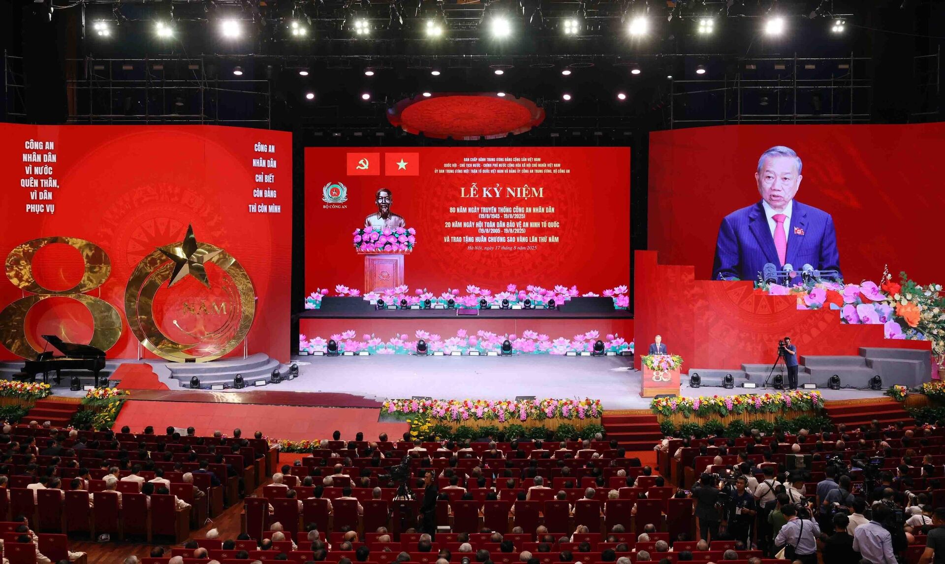 Lãnh đạo Đảng, Nhà nước dự Lễ kỷ niệm 80 năm Ngày truyền thống Công an nhân dân. Tổng Bí thư Tô Lâm đọc diễn văn. Lãnh đạo Đảng, Nhà nước dự Lễ kỷ niệm 80 năm Ngày truyền thống Công an nhân dân. Tổng Bí thư Tô Lâm đọc diễn văn. - Sputnik Việt Nam, 1920, 17.08.2025