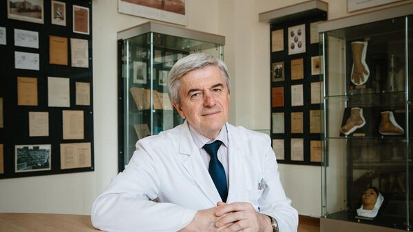 Tiến sĩ Y khoa, Giáo sư Vladimir Anatolyevich Parfenov, Trưởng khoa Bệnh thần kinh và Phẫu thuật thần kinh tại Đại học Y khoa quốc gia Matxcơva Số một mang tên I.M. Sechenov, Giám đốc Phòng khám Bệnh thần kinh mang tên A.Ya. Kozhevnikov tại Đại học Y khoa Sechenov. - Sputnik Việt Nam