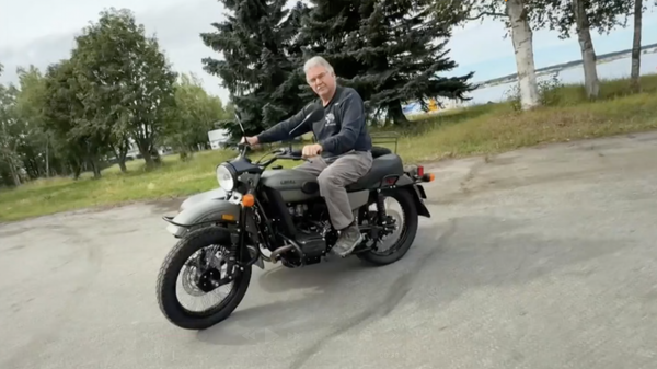 Tổng thống Vladimir Putin tặng người dân Alaska một chiếc mô tô “Ural” mới - Sputnik Việt Nam