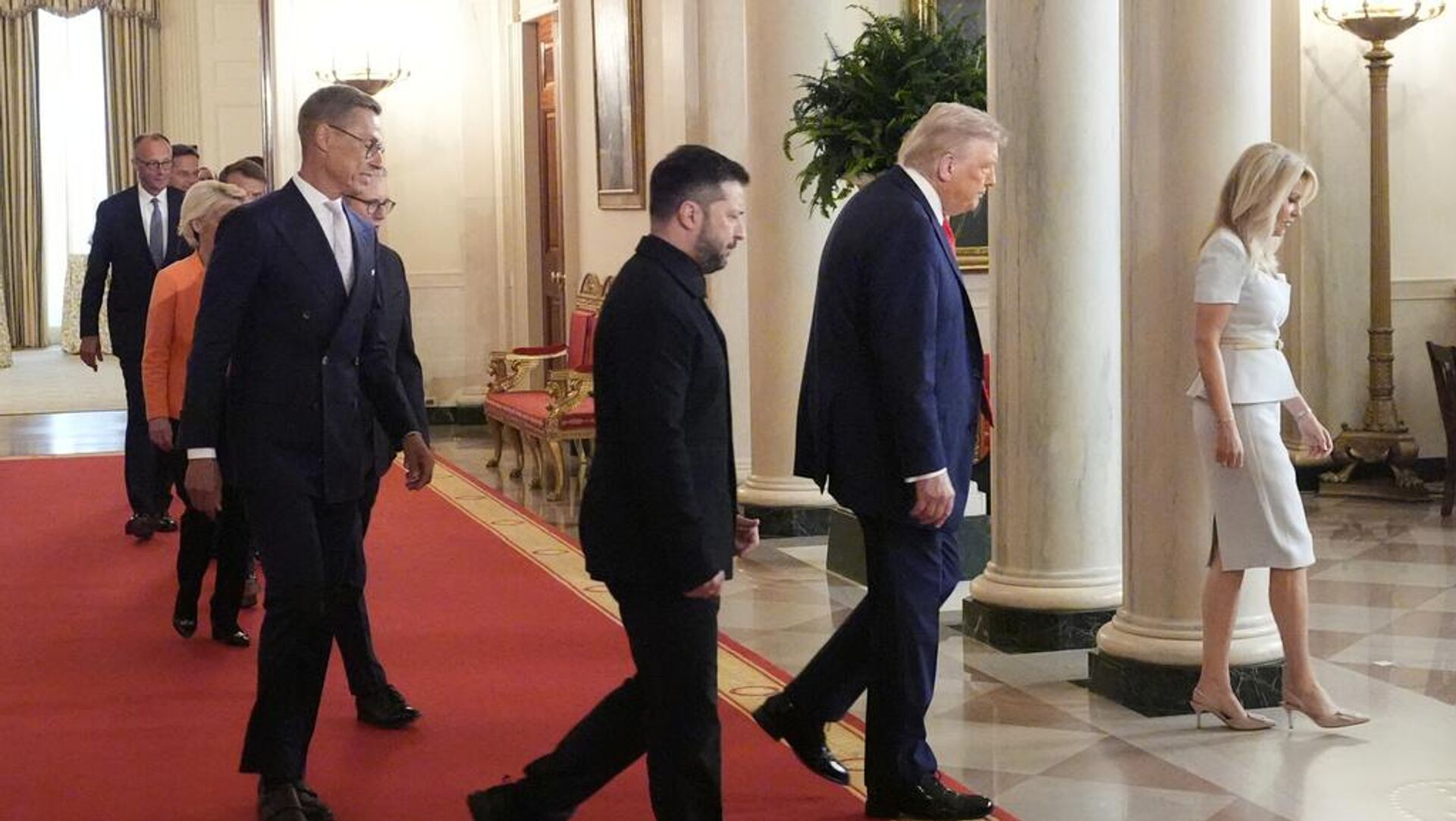 Tổng thống Trump gặp gỡ các nhà lãnh đạo châu Âu và Vladimir Zelensky tại Nhà Trắng Tổng thống Trump gặp gỡ các nhà lãnh đạo châu Âu và Vladimir Zelensky tại Nhà Trắng - Sputnik Việt Nam, 1920, 20.08.2025
