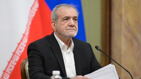 Tổng thống Iran Masoud Pezeshkian trong cuộc gặp với Thủ tướng Nga Mikhail Mishustin - Sputnik Việt Nam