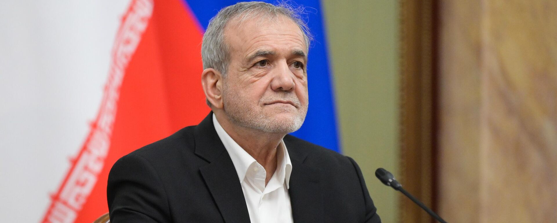 Tổng thống Iran Masoud Pezeshkian trong cuộc gặp với Thủ tướng Nga Mikhail Mishustin - Sputnik Việt Nam, 1920, 20.08.2025