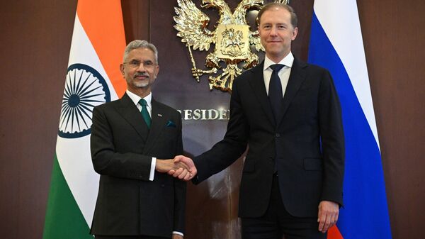 Bộ trưởng Ngoại giao Ấn Độ Subrahmanyam Jaishankar và Phó Thủ tướng thứ nhất Liên bang Nga Denis Manturov - Sputnik Việt Nam