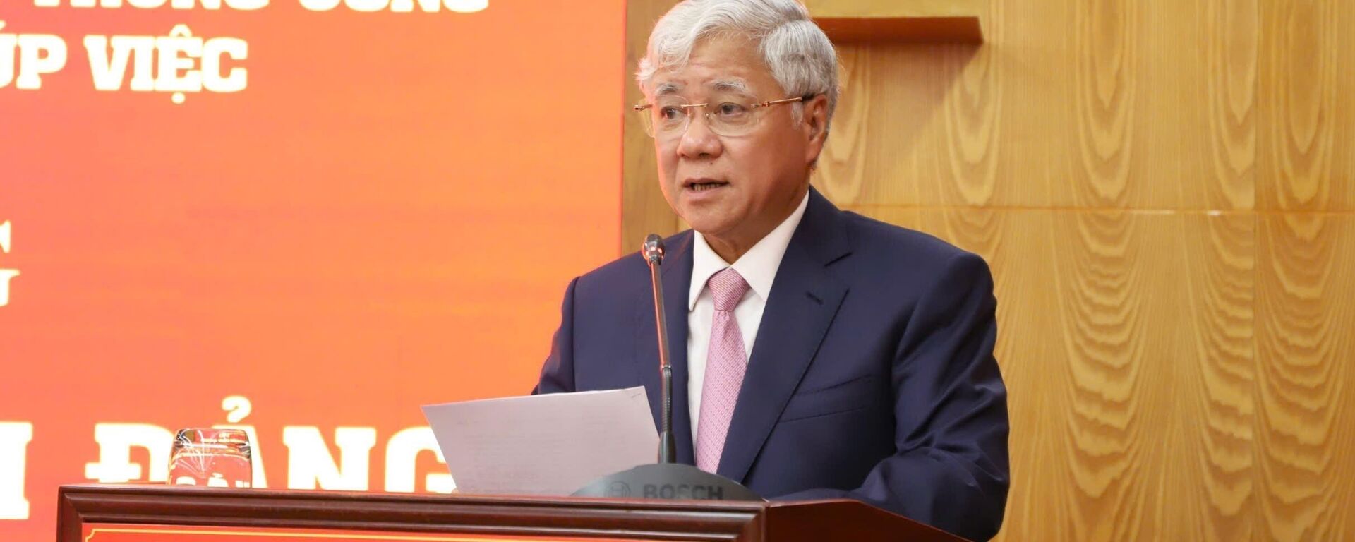 Phó Bí thư Đảng ủy MTTQ, các đoàn thể Trung ương Trần Thắng nhận Huy hiệu 30 năm tuổi Đảng - Sputnik Việt Nam, 1920, 21.08.2025