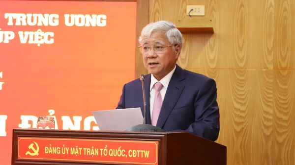 Phó Bí thư Đảng ủy MTTQ, các đoàn thể Trung ương Trần Thắng nhận Huy hiệu 30 năm tuổi Đảng - Sputnik Việt Nam