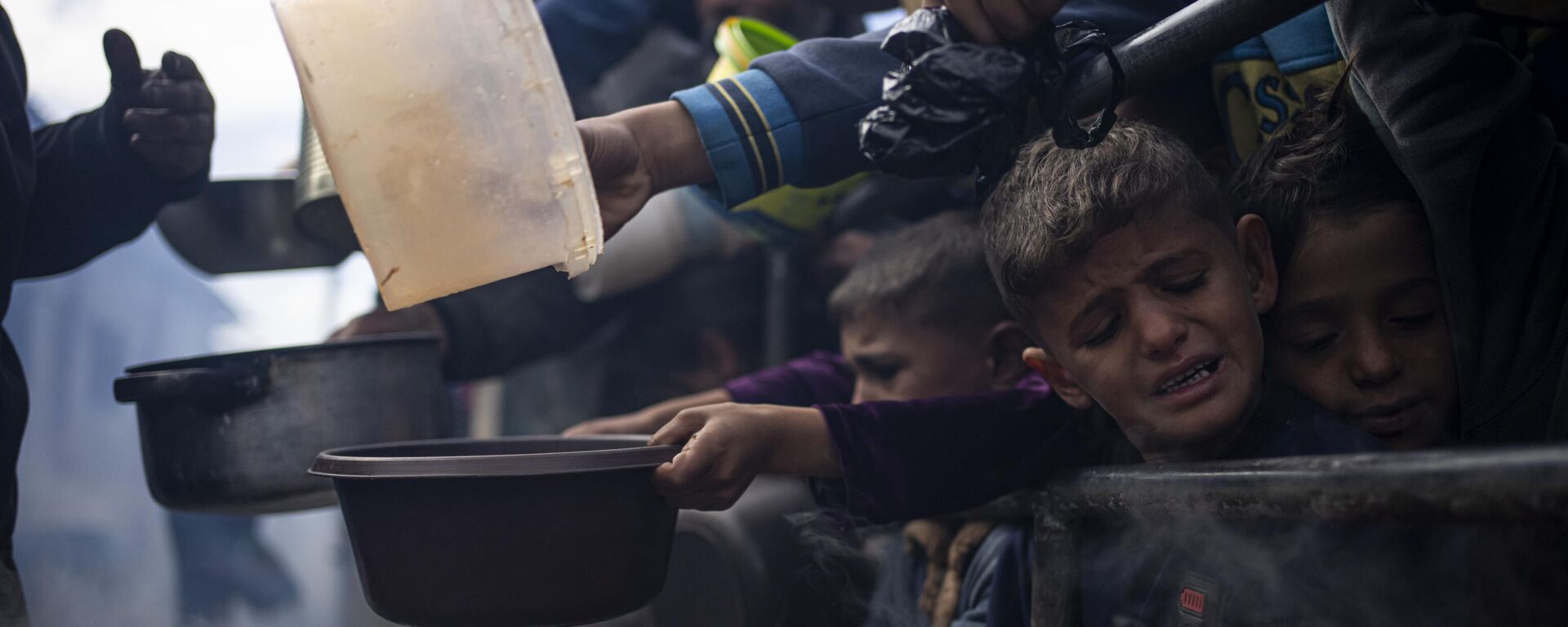 Người dân Palestine xếp hàng để nhận bữa ăn miễn phí tại Rafah, Palestine - Sputnik Việt Nam, 1920, 21.08.2025