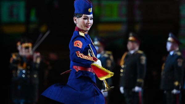 Một nữ quân nhân của Học viện Ca múa nhạc thuộc Lực lượng Vũ trang Mông Cổ trong tổng diễn tập khai mạc Liên hoan Quân nhạc Quốc tế Tháp Spasskaya lần thứ 17 trên Quảng trường Đỏ ở Matxcơva - Sputnik Việt Nam