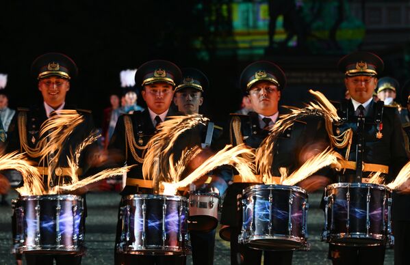 Dàn nhạc Quân đội Trung ương thuộc Bộ Quốc phòng Cộng hòa Kazakhstan trong tổng diễn tập khai mạc Liên hoan Quân nhạc Quốc tế &quot;Tháp Spasskaya&quot; lần thứ 17 trên Quảng trường Đỏ ở Matxcơva - Sputnik Việt Nam