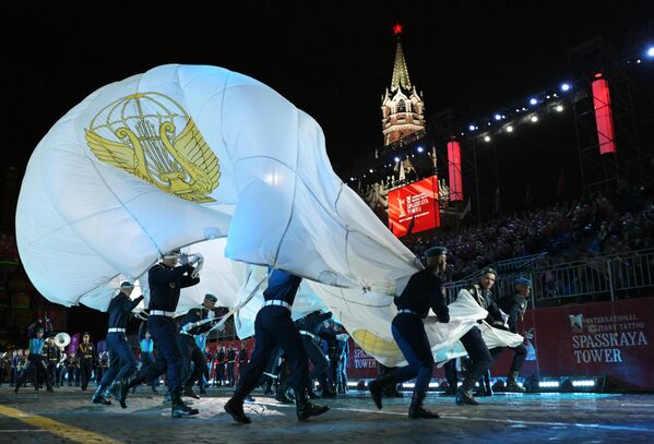 Dàn nhạc và Đoàn Ca múa nhạc Liên hợp của Lực lượng Đổ bộ đường không Liên bang Nga trong tổng diễn tập khai mạc Liên hoan Quân nhạc Quốc tế &quot;Tháp Spasskaya&quot; lần thứ 17 trên Quảng trường Đỏ ở Matxcơva - Sputnik Việt Nam