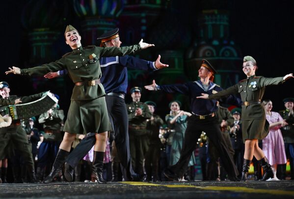 Đoàn Ca múa nhạc mang tên A.V. Alexandrov của Quân đội Nga trong tổng diễn tập khai mạc Liên hoan Quân nhạc Quốc tế &quot;Tháp Spasskaya&quot; lần thứ 17 trên Quảng trường Đỏ ở Matxcơva - Sputnik Việt Nam