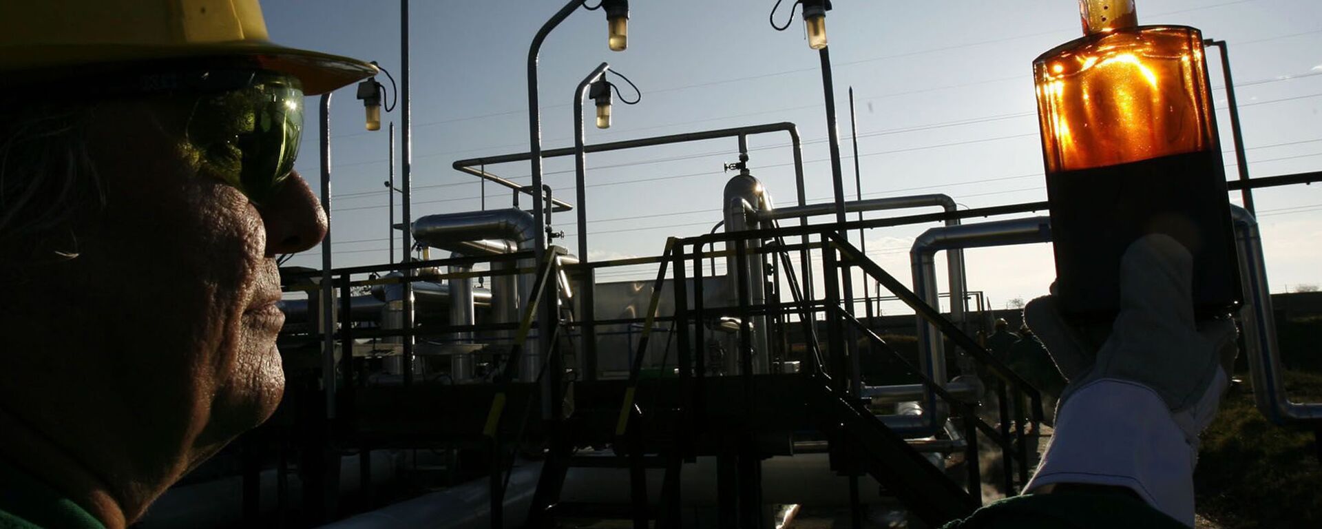 Một công nhân thực hiện kiểm soát tại trạm tiếp nhận đường ống dẫn dầu Druzhba - Sputnik Việt Nam, 1920, 22.08.2025