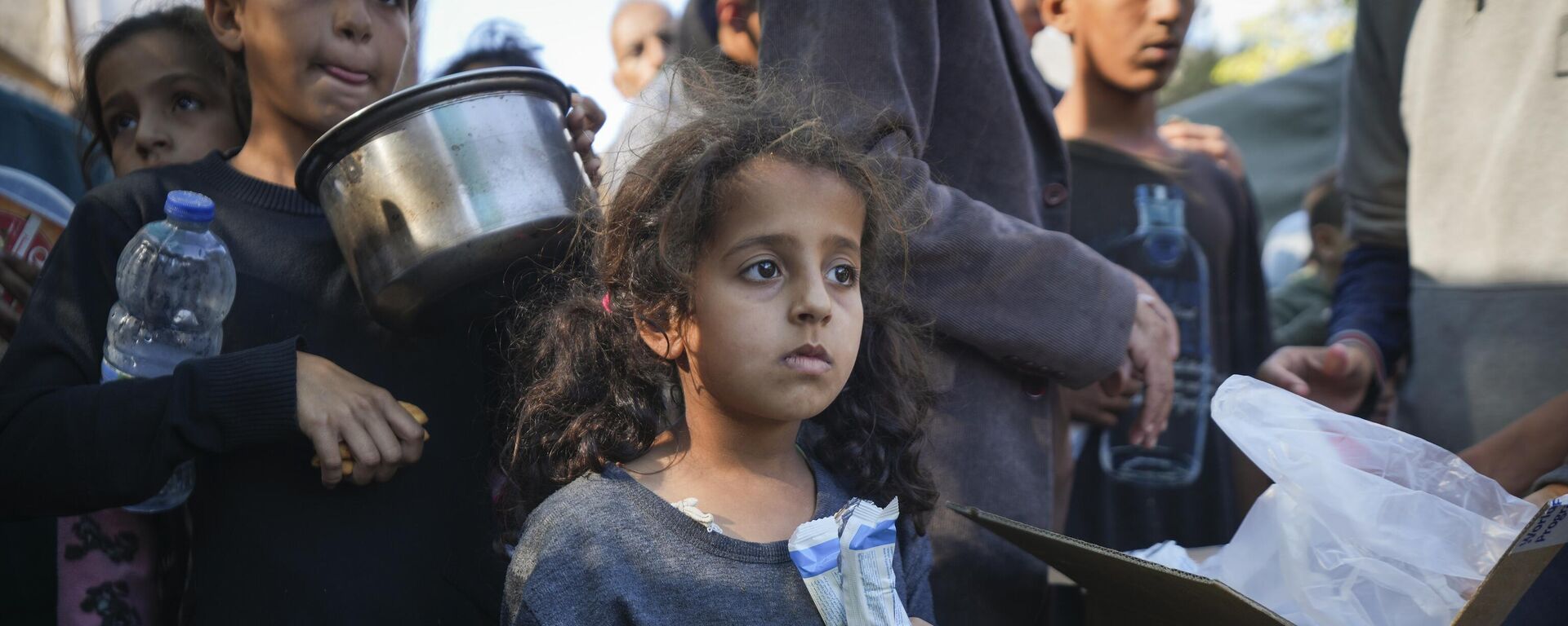 Một bé gái Palestine xếp hàng mua đồ ăn ở Deir al-Balah, Dải Gaza - Sputnik Việt Nam, 1920, 22.08.2025