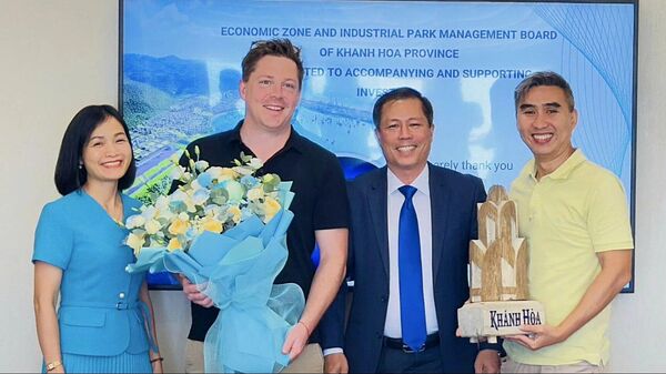 Lãnh đạo Ban Quản lý Khu kinh tế và Khu công nghiệp tỉnh tặng quà lưu niệm cho lãnh đạo Tập đoàn ExxonMobil - Sputnik Việt Nam