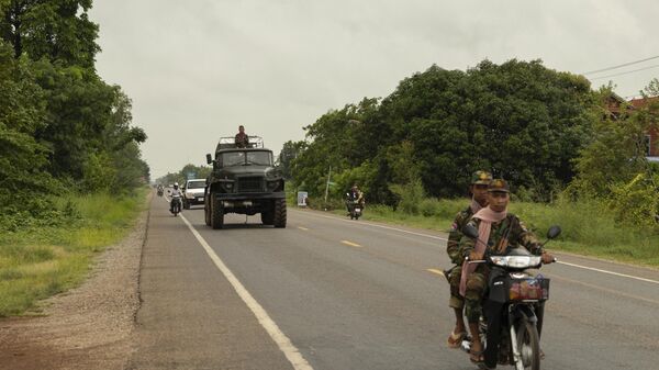 Một đoàn xe quân sự Campuchia tiến về thị trấn biên giới Samrong ở tỉnh Oddar Meanchey (ngày 26 tháng 7 năm 2025). Campuchia - Sputnik Việt Nam