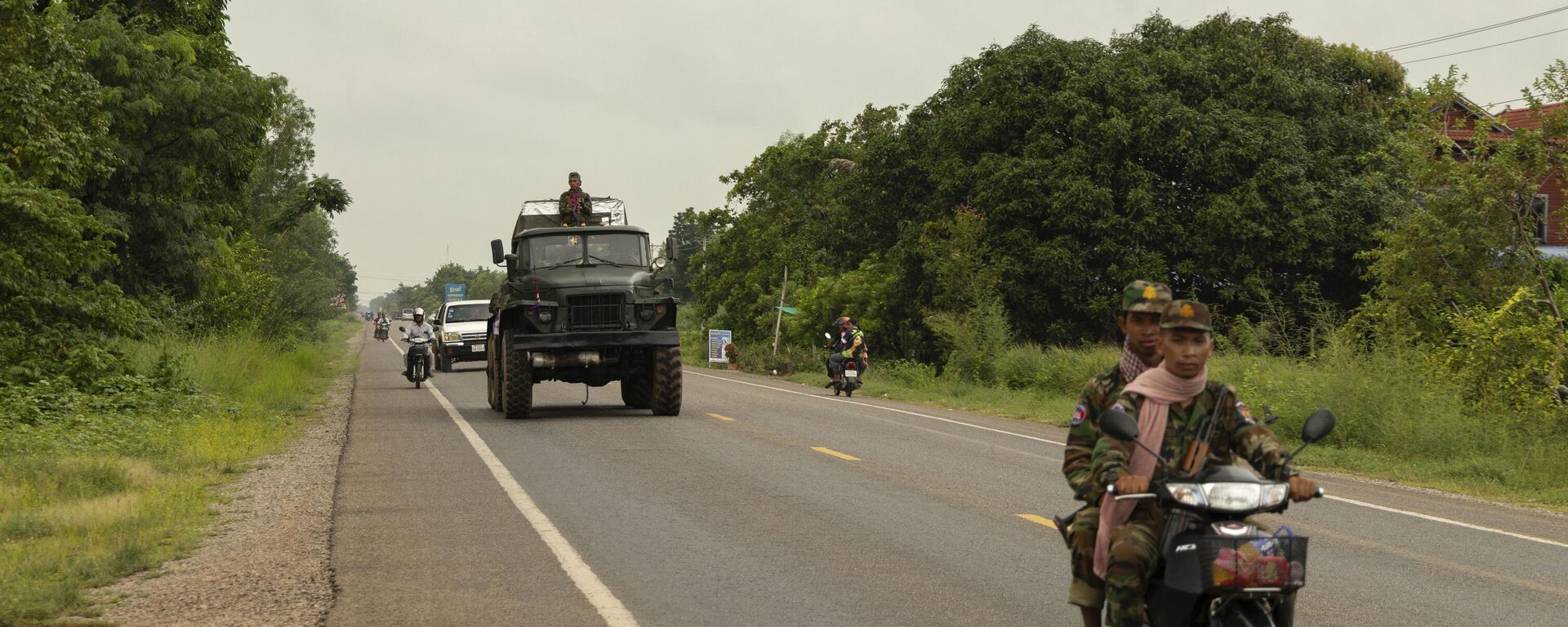 Một đoàn xe quân sự Campuchia tiến về thị trấn biên giới Samrong ở tỉnh Oddar Meanchey (ngày 26 tháng 7 năm 2025). Campuchia - Sputnik Việt Nam, 1920, 24.08.2025