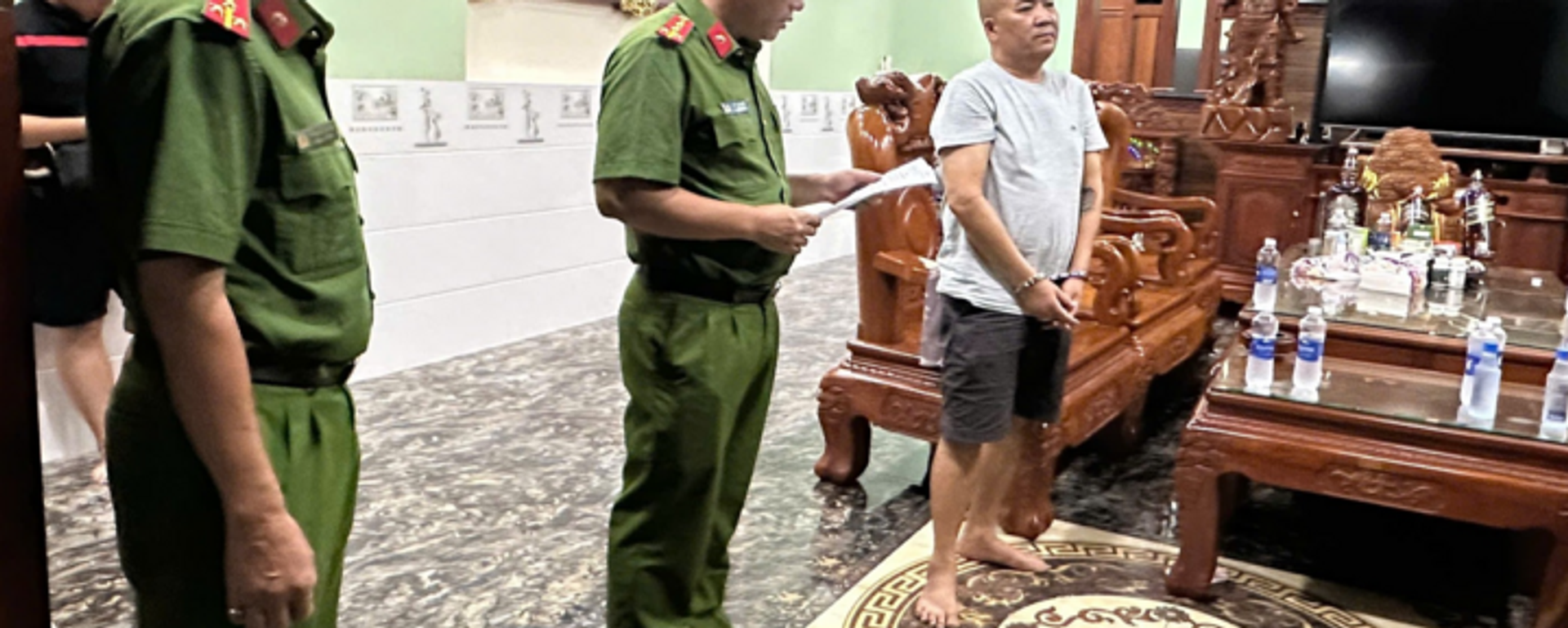 Cơ quan Cảnh sát điều tra Công an Đồng Nai đọc lệnh bắt khẩn cấp Trần Văn Chuyển (Tuấn trọc) - Sputnik Việt Nam, 1920, 24.08.2025