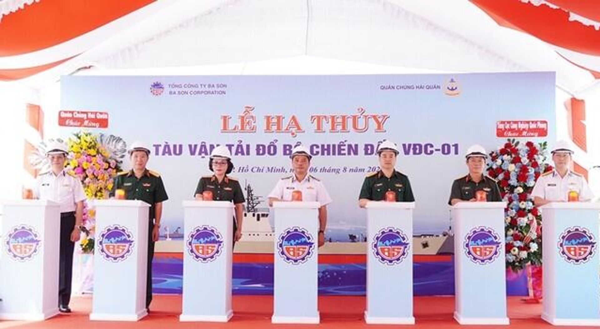 Các đại biểu thực hiện nghi thức hạ thủy tàu vận tải đổ bộ chiến đấu VĐC-01 - Sputnik Việt Nam, 1920, 24.08.2025