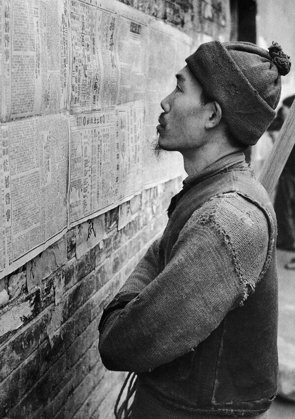 Một người đàn ông đang đọc tin tức chiến sự trong Chiến tranh Trung-Nhật - Sputnik Việt Nam