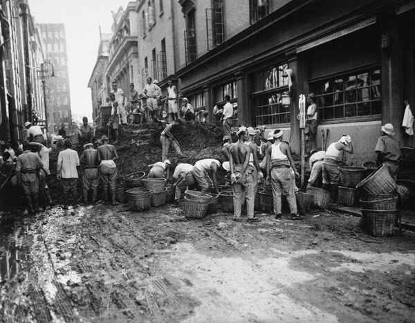 Người Nhật dọn dẹp đống đổ nát ở Thượng Hải sau Chiến tranh Trung-Nhật - Sputnik Việt Nam