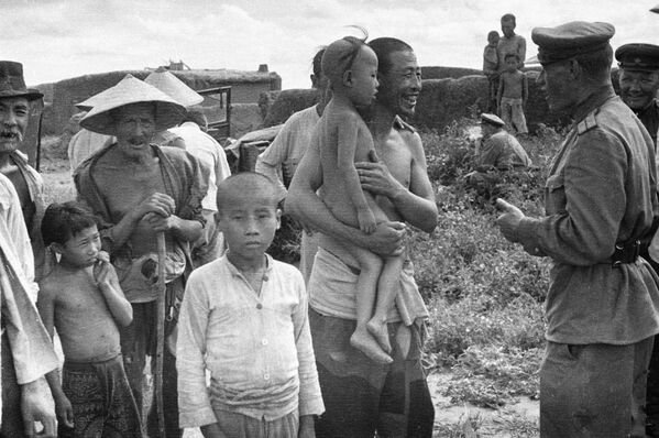 Cuộc gặp gỡ giữa các sĩ quan Xô viết thuộc Mặt trận Transbaikal với dân địa phương tại vùng Đại Hưng An Lĩnh - Sputnik Việt Nam