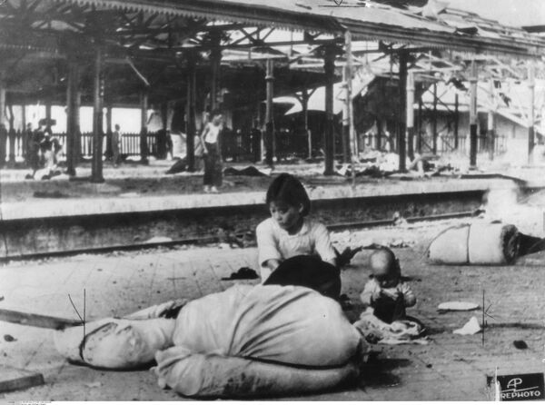 Người dân tại nhà ga sau các cuộc không kích của Nhật trong Chiến tranh Trung-Nhật - Sputnik Việt Nam