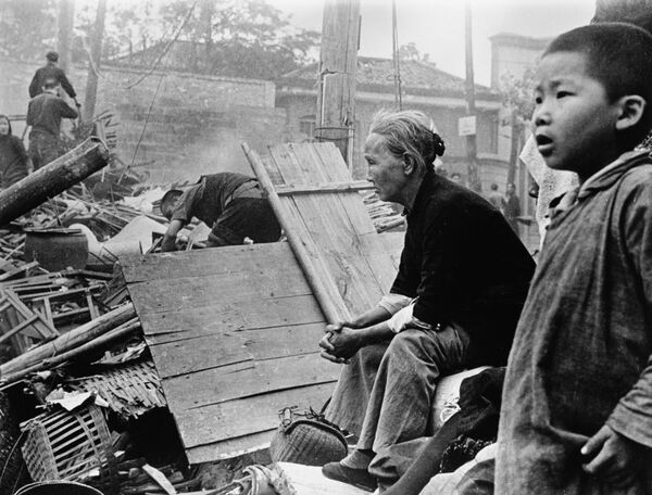 Người dân bên những ngôi nhà bị phá hủy trong Chiến tranh Trung-Nhật - Sputnik Việt Nam