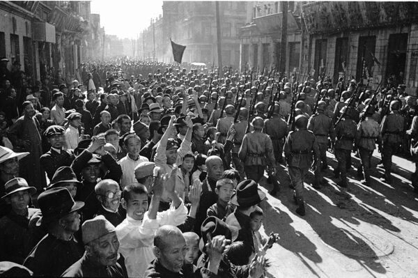 Người dân Cáp Nhĩ Tân chào đón các chiến sĩ Hồng quân thuộc Mặt trận Viễn Đông thứ Hai trong lễ diễu hành chiến thắng kỷ niệm Liên Xô đánh bại Nhật Bản - Sputnik Việt Nam