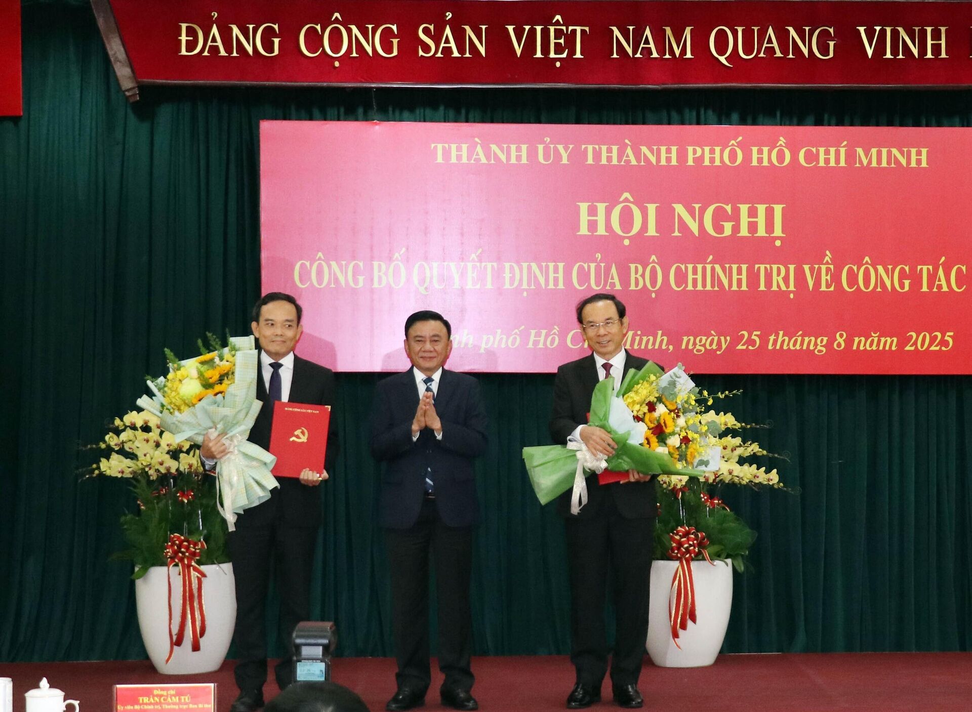 Thường trực Ban Bí thư Trần Cẩm Tú trao các quyết định của Bộ Chính trị cho đồng chí Nguyễn Văn Nên và đồng chí Trần Lưu Quang
 - Sputnik Việt Nam, 1920, 25.08.2025