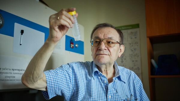 Viện sĩ Thông tấn của Viện Hàn lâm Khoa học Nga Vladimir Sergeevich Prasolov, Trưởng Phòng thí nghiệm Nền tảng Tế bào của Sự phát triển Bệnh ác tính tại Viện Sinh học phân tử mang tên Engelhardt thuộc Viện Hàn lâm Khoa học Nga - Sputnik Việt Nam