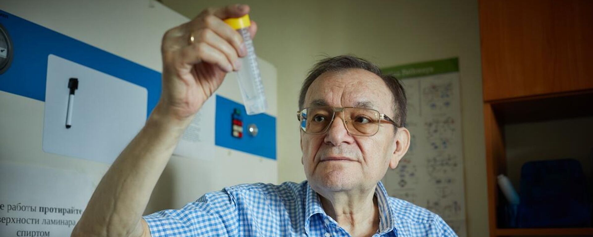 Viện sĩ Thông tấn của Viện Hàn lâm Khoa học Nga Vladimir Sergeevich Prasolov, Trưởng Phòng thí nghiệm Nền tảng Tế bào của Sự phát triển Bệnh ác tính tại Viện Sinh học phân tử mang tên Engelhardt thuộc Viện Hàn lâm Khoa học Nga Viện sĩ Thông tấn của Viện Hàn lâm Khoa học Nga Vladimir Sergeevich Prasolov, Trưởng Phòng thí nghiệm Nền tảng Tế bào của Sự phát triển Bệnh ác tính tại Viện Sinh học phân tử mang tên Engelhardt thuộc Viện Hàn lâm Khoa học Nga - Sputnik Việt Nam, 1920, 31.08.2025