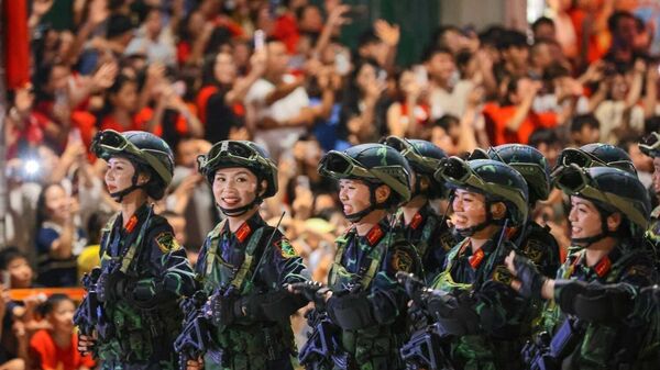 Niềm hân hoan của các nữ chiến sĩ biệt động khi được người dân nồng nhiệt cổ vũ - Sputnik Việt Nam