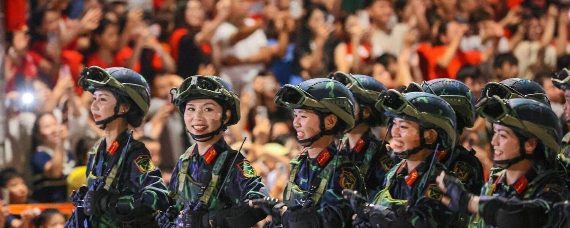 Niềm hân hoan của các nữ chiến sĩ biệt động khi được người dân nồng nhiệt cổ vũ - Sputnik Việt Nam, 1920, 27.08.2025