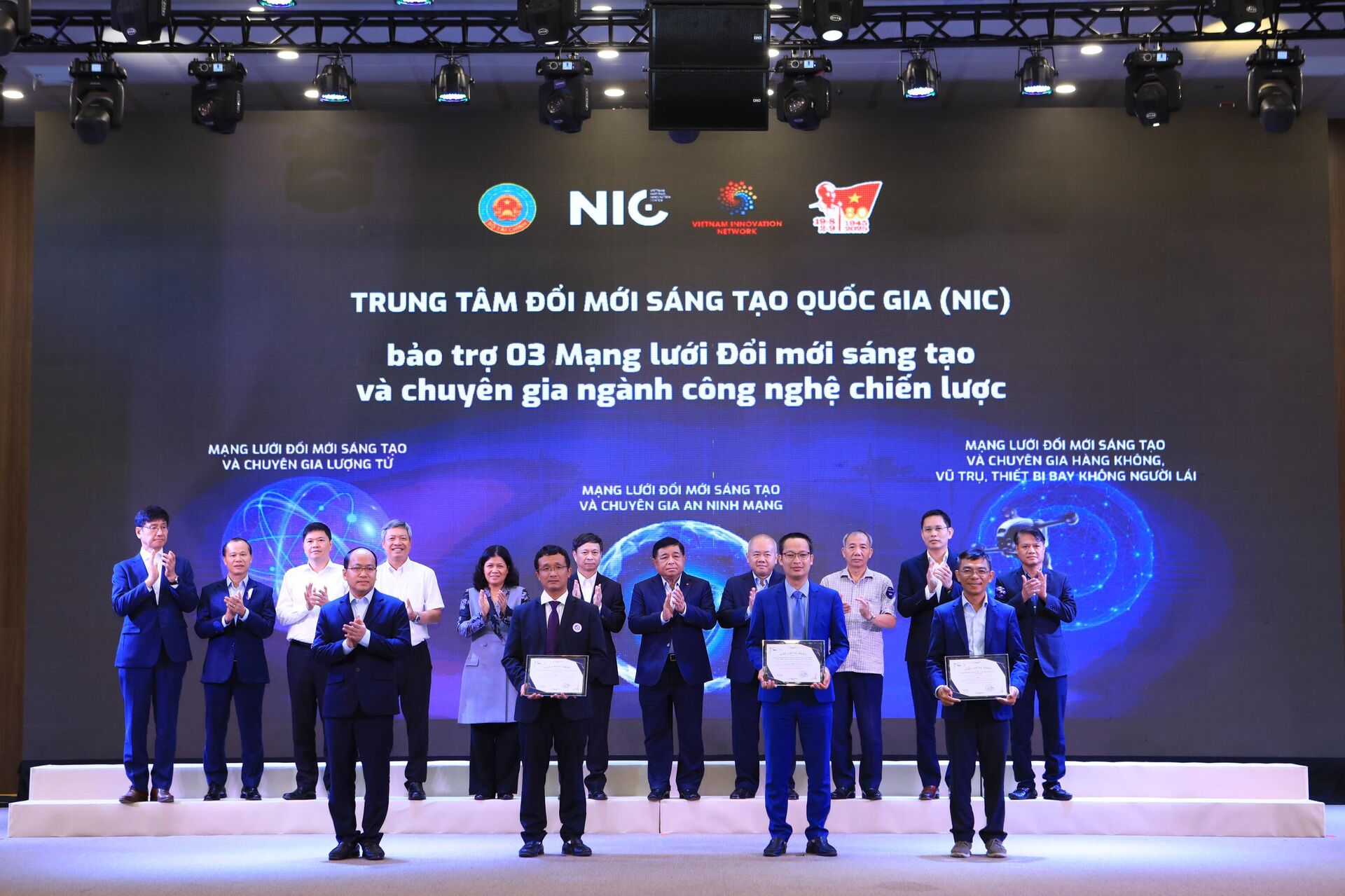 TS. Nguyễn Quốc Hưng, Phó Chủ tịch thường trực Mạng lưới Đổi mới sáng tạo và chuyên gia Lượng tử (hàng đầu, thứ hai từ trái sang) tại Lễ công bố TS. Nguyễn Quốc Hưng, Phó Chủ tịch thường trực Mạng lưới Đổi mới sáng tạo và chuyên gia Lượng tử (hàng đầu, thứ hai từ trái sang) tại Lễ công bố - Sputnik Việt Nam, 1920, 26.08.2025