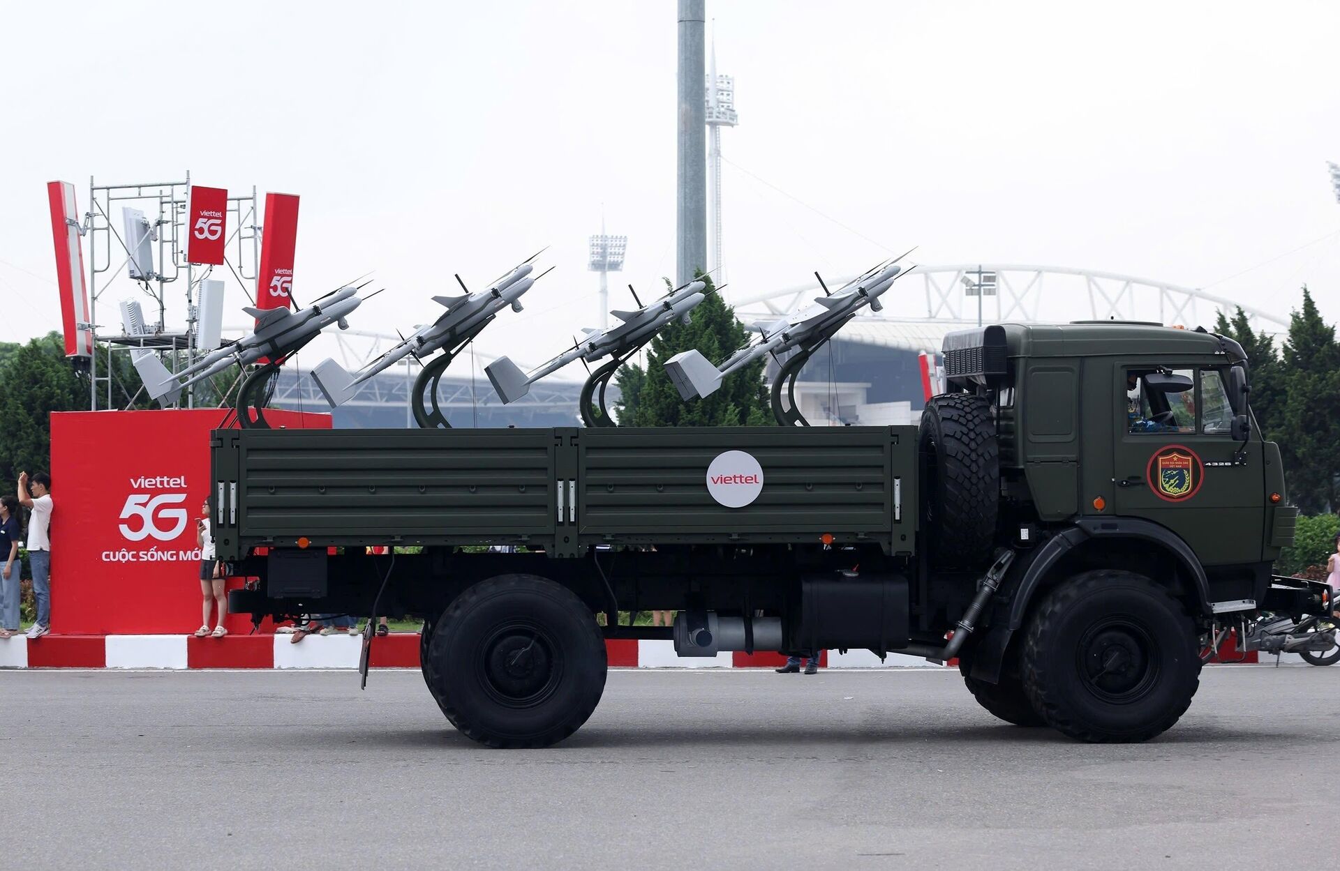 Khối xe chở UAV cảm tử rời trường đua F1 Mỹ Đình hướng về khu vực Quảng trường Ba Đình - Sputnik Việt Nam, 1920, 25.08.2025