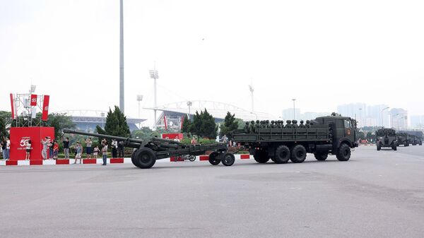 Khối xe pháo binh rời trường đua F1 Mỹ Đình hướng về khu vực Quảng trường Ba Đình - Sputnik Việt Nam