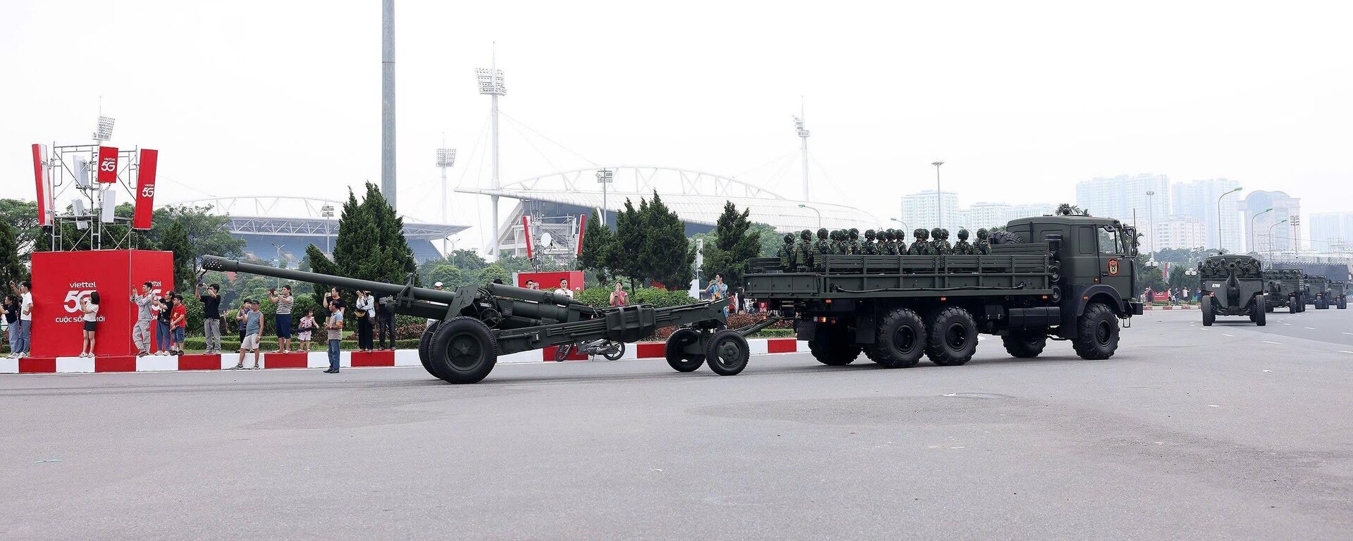 Khối xe pháo binh rời trường đua F1 Mỹ Đình hướng về khu vực Quảng trường Ba Đình - Sputnik Việt Nam, 1920, 25.08.2025