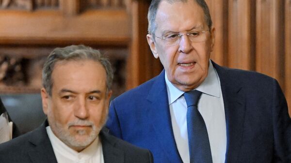 Bộ trưởng Ngoại giao Nga Sergey Lavrov và Bộ trưởng Ngoại giao Iran Abbas Araghchi - Sputnik Việt Nam