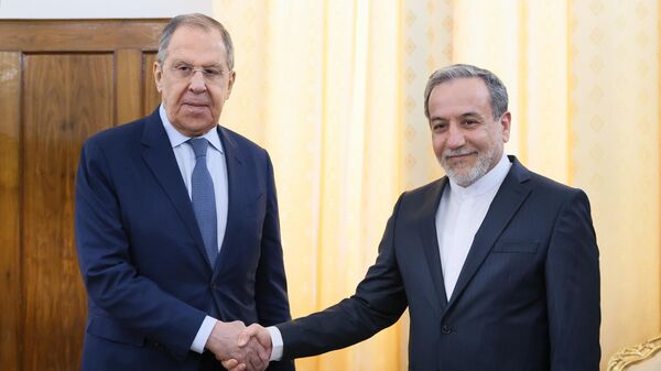 Bộ trưởng Ngoại giao Nga Sergey Lavrov và Bộ trưởng Ngoại giao Iran Abbas Araghchi - Sputnik Việt Nam