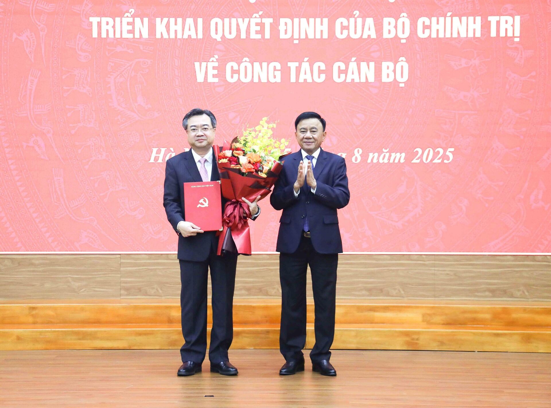 Đồng chí Trần Cẩm Tú, Uỷ viên Bộ Chính trị, Thường trực Ban Bí thư trao Quyết định của Bộ Chính trị cho đồng chí Nguyễn Thanh Nghị
 - Sputnik Việt Nam, 1920, 25.08.2025