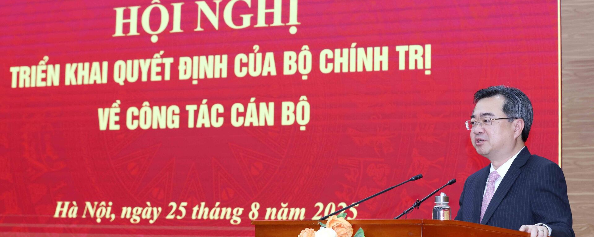 Đồng chí Nguyễn Thanh Nghị, Uỷ viên Trung ương Đảng, Trưởng Ban Chính sách, Chiến lược Trung ương phát biểu tại hội nghị - Sputnik Việt Nam, 1920, 25.08.2025