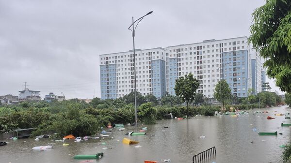 Mưa lớn kéo dài nhiều điểm trên các tuyến phố tại Hà Nội bị ngập úng cục bộ, giao thông ùn tắc - Sputnik Việt Nam