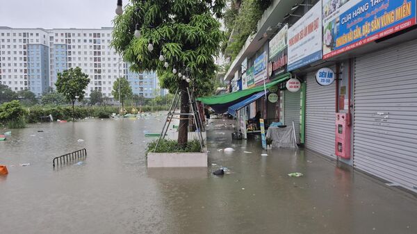 Mưa lớn kéo dài nhiều điểm trên các tuyến phố tại Hà Nội bị ngập úng cục bộ, giao thông ùn tắc - Sputnik Việt Nam