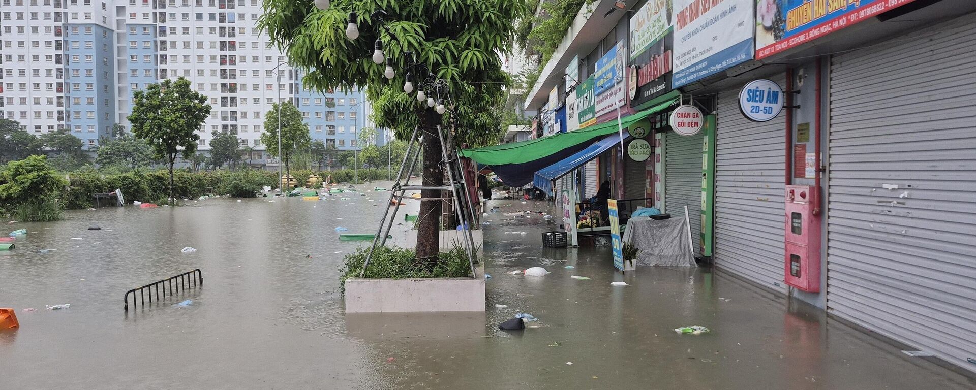 Mưa lớn kéo dài nhiều điểm trên các tuyến phố tại Hà Nội bị ngập úng cục bộ, giao thông ùn tắc - Sputnik Việt Nam, 1920, 27.08.2025