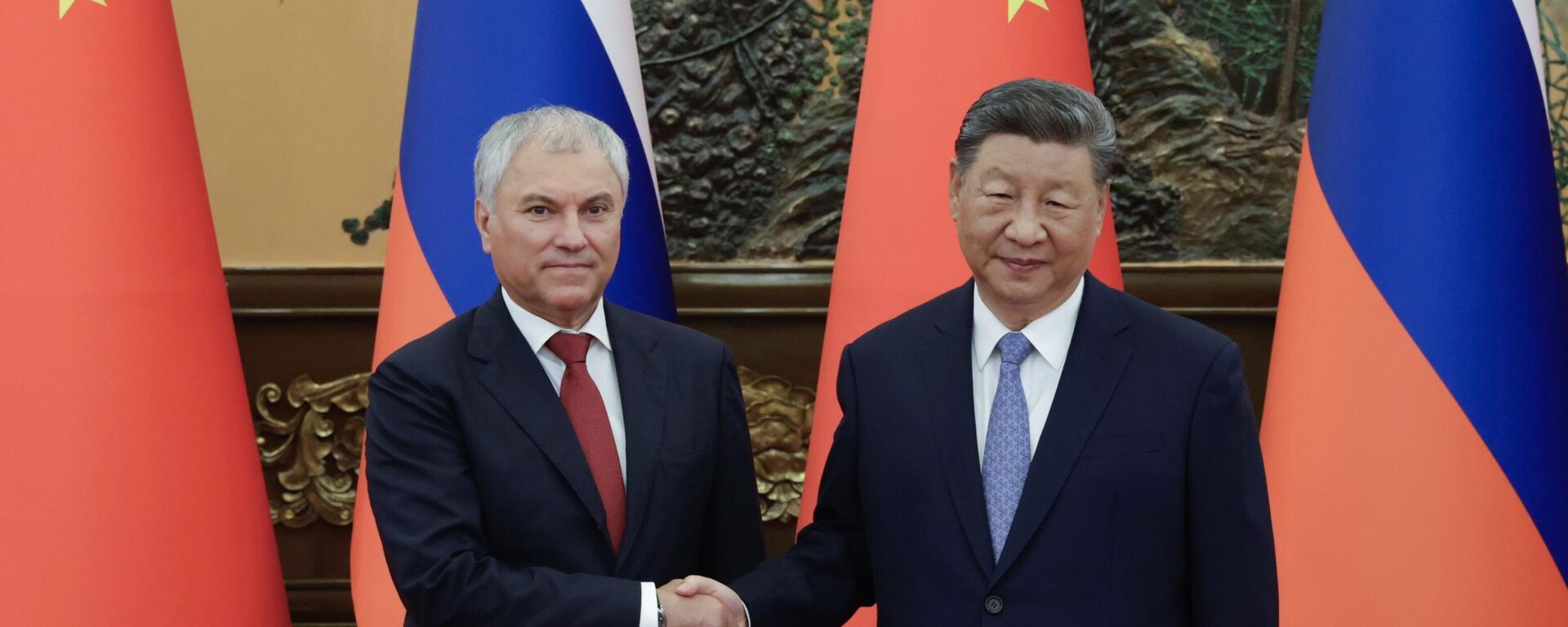 Chủ tịch Trung Quốc Tập Cận Bình tiếp Chủ tịch Duma Quốc gia Nga Vyacheslav Volodin tại Bắc Kinh - Sputnik Việt Nam, 1920, 26.08.2025