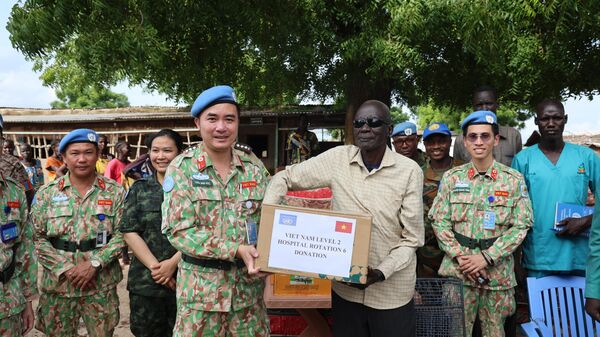 Lãnh đạo Bệnh viện dã chiến cấp 2 số 6 trao tặng quà cho nhà tù bang Unity, Nam Sudan.  - Sputnik Việt Nam