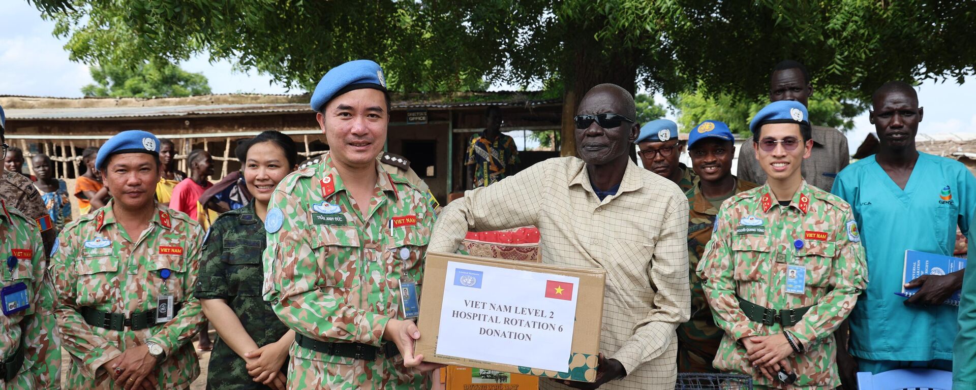 Lãnh đạo Bệnh viện dã chiến cấp 2 số 6 trao tặng quà cho nhà tù bang Unity, Nam Sudan.  - Sputnik Việt Nam, 1920, 26.08.2025
