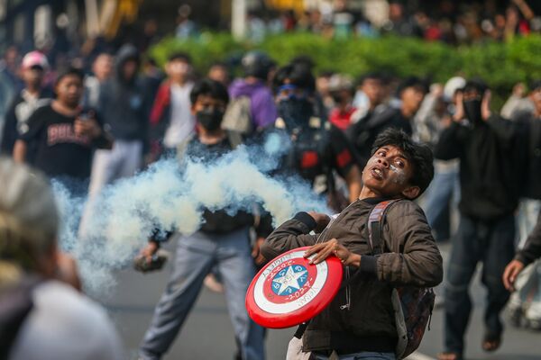 Người biểu tình ném khí cay trong các vụ bạo loạn tại Jakarta, Indonesia - Sputnik Việt Nam