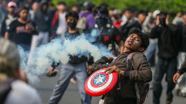 Người biểu tình ném khí cay trong các vụ bạo loạn tại Jakarta, Indonesia - Sputnik Việt Nam
