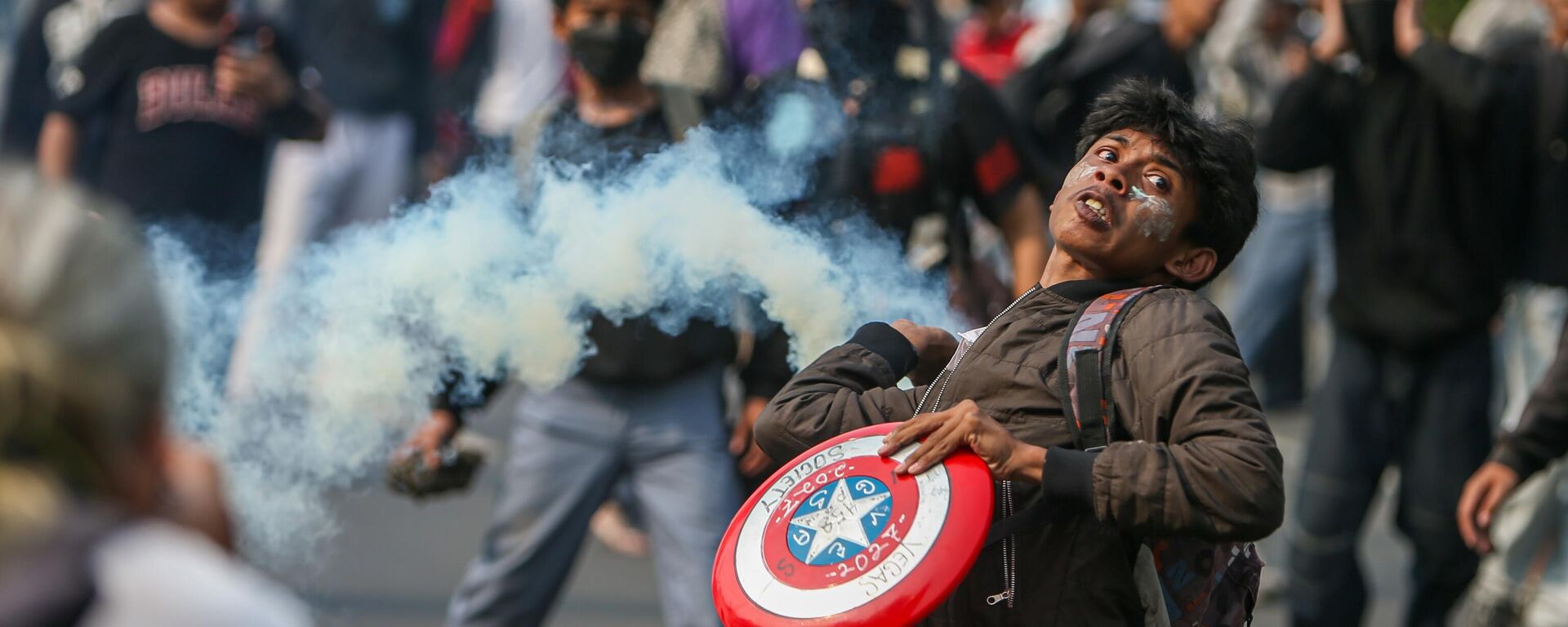Người biểu tình ném khí cay trong các vụ bạo loạn tại Jakarta, Indonesia - Sputnik Việt Nam, 1920, 26.08.2025